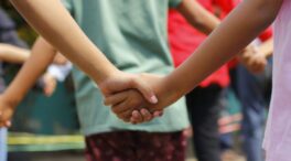 Un simple apretón de manos permite evaluar el estado de salud infantil