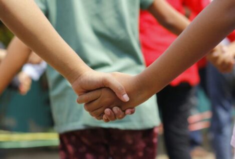 Un simple apretón de manos permite evaluar el estado de salud infantil