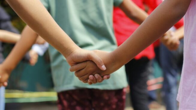 Un simple apretón de manos permite evaluar el estado de salud infantil