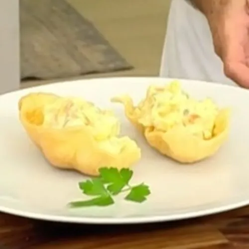 Ensaladilla rusa sobre palomitas de trigo
