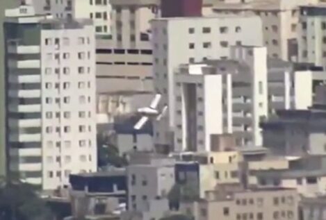 Dos muertos y tres heridos al estrellarse una avioneta contra un edificio en Brasil
