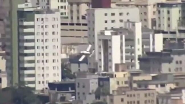 Dos muertos y tres heridos al estrellarse una avioneta contra un edificio en Brasil
