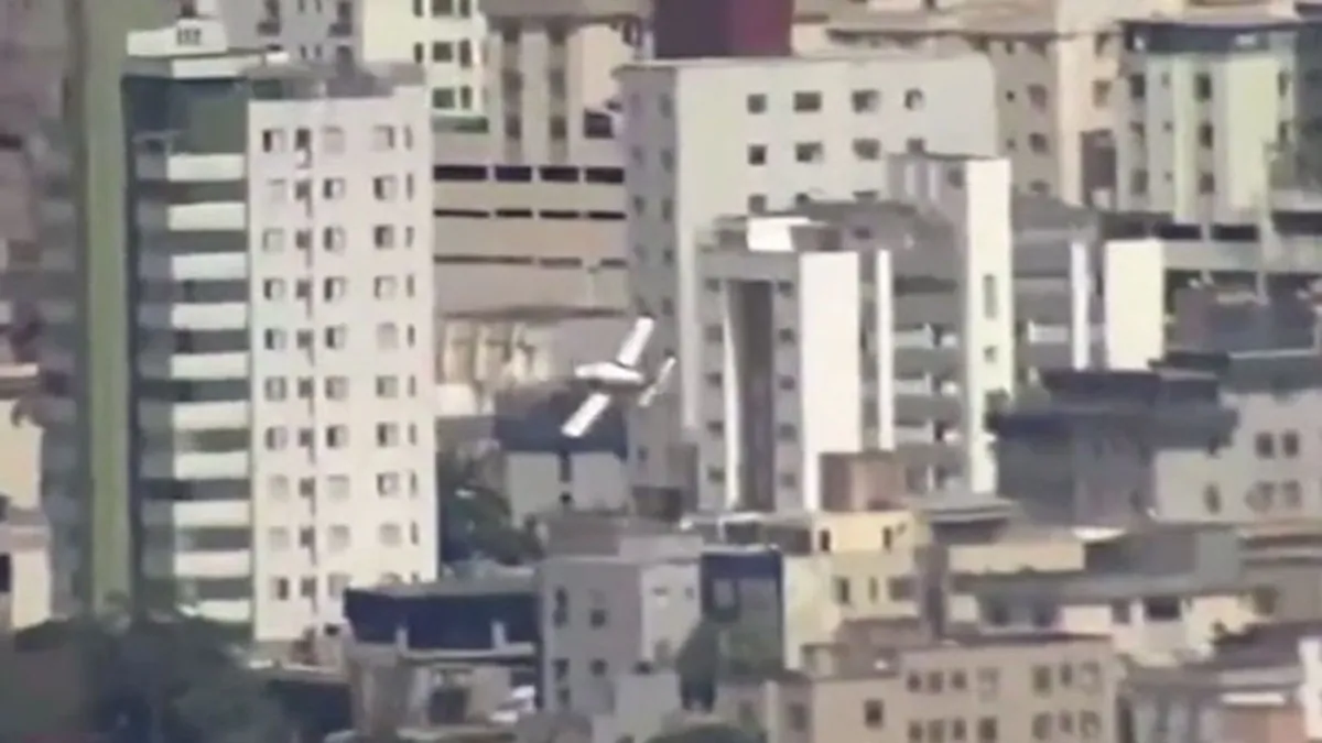 Dos muertos y tres heridos al estrellarse una avioneta contra un edificio en Brasil
