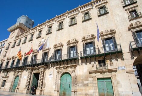 La juez de las viviendas públicas de Alicante envía a la Policía al Ayuntamiento a por datos