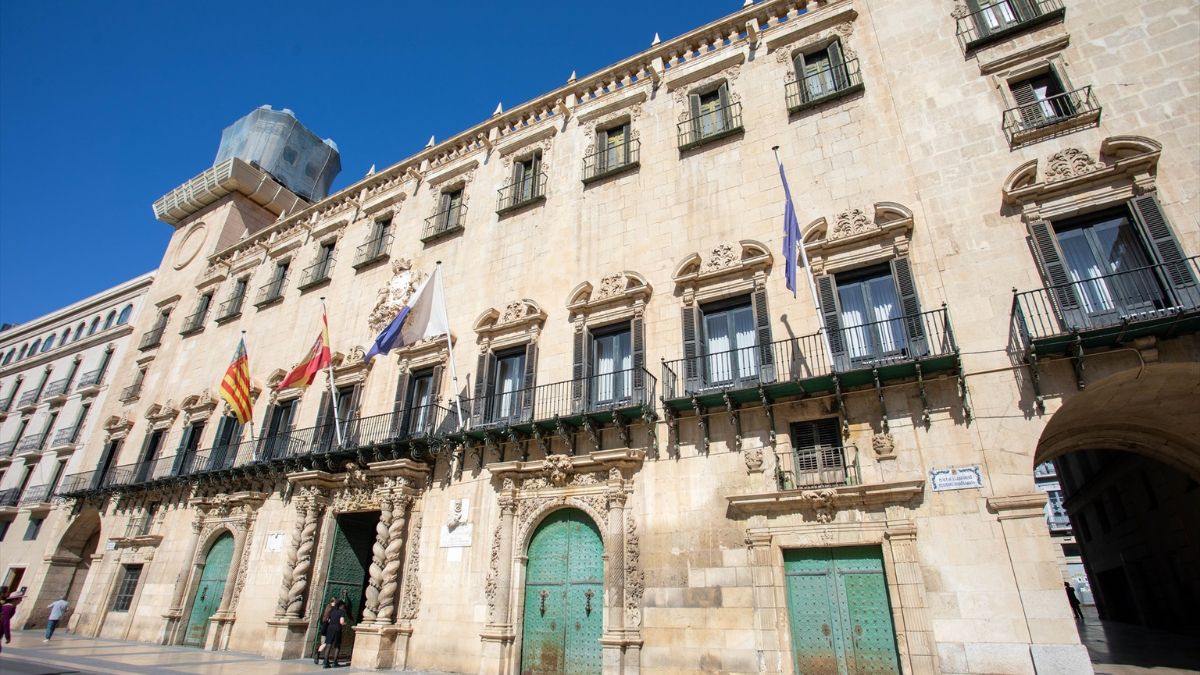 La juez de las viviendas públicas de Alicante envía a la Policía al Ayuntamiento a por datos