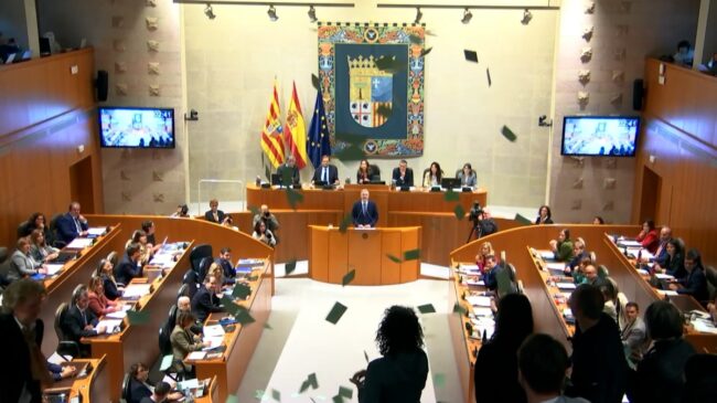 Una protesta contra el bachillerato concertado obliga a suspender la intervención de Azcón
