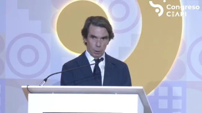 Aznar llama a defender la democracia liberal ante «el riesgo de los populismos» en el mundo