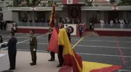 La bandera de España cae durante el izado en el desfile del Día de las Fuerzas Armadas