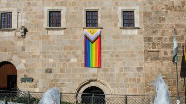 Vox, sobre la bandera LGTBI en la Junta de Extremadura: «Lo sabíamos con antelación»