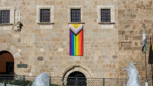 Vox, sobre la bandera LGTBI en la Junta de Extremadura: «Lo sabíamos con antelación»