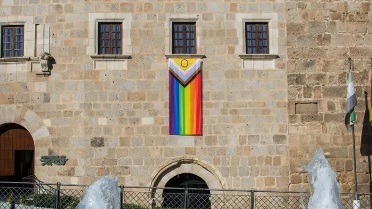 Vox, sobre la bandera LGTBI en la Junta de Extremadura: «Lo sabíamos con antelación»
