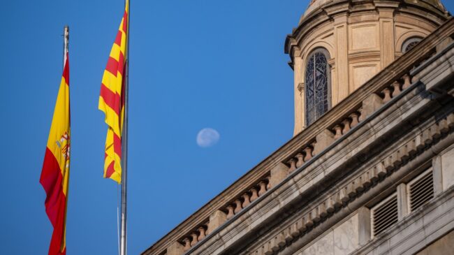 El TSJC avala que la bandera de España ocupe un lugar preferente en los actos del Govern