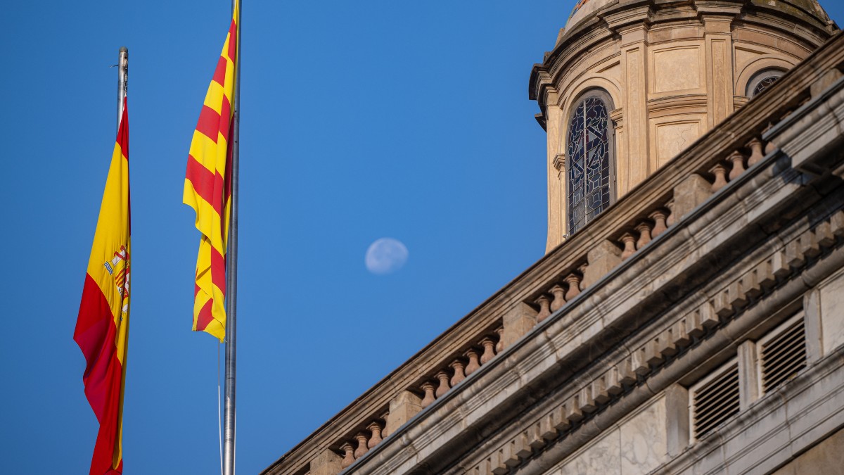El TSJC avala que la bandera de España ocupe un lugar preferente en los actos del Govern