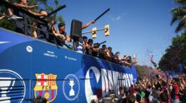 El Barça se da un baño de masas en la rúa por el título de liga