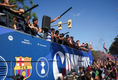 El Barça se da un baño de masas en la rúa por el título de liga