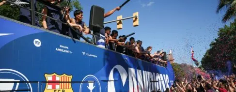 El Barça se da un baño de masas en la rúa por el título de liga