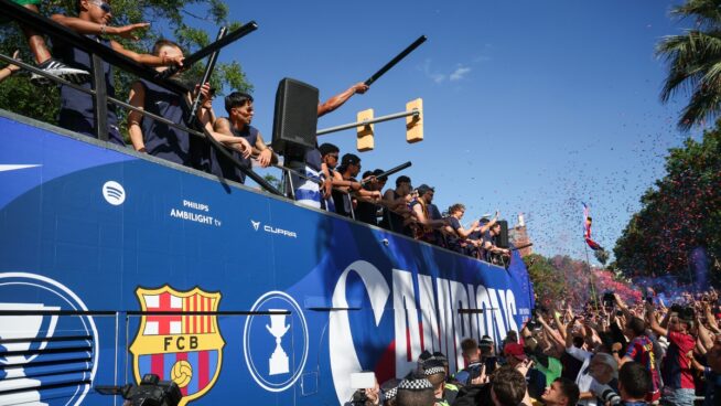 El Barça se da un baño de masas en la rúa por el título de liga