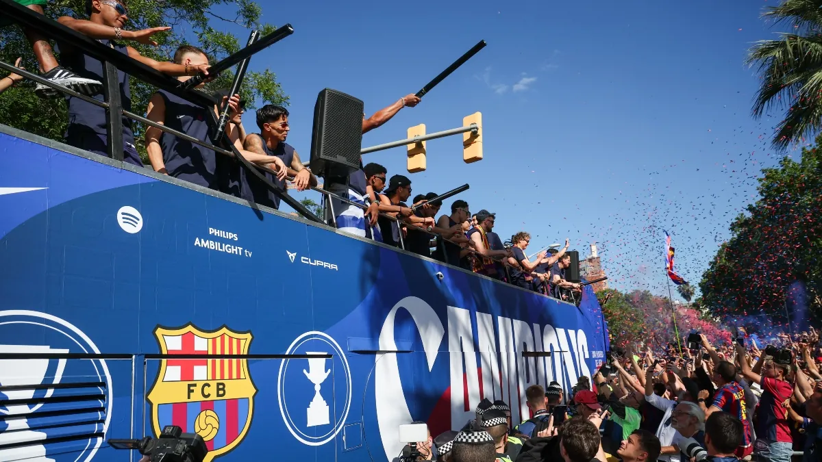 El Barça se da un baño de masas en la rúa por el título de liga