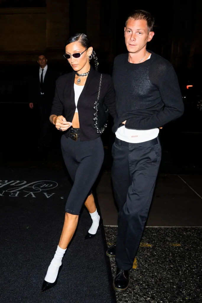 Bella Hadid con pantalones capri y americana