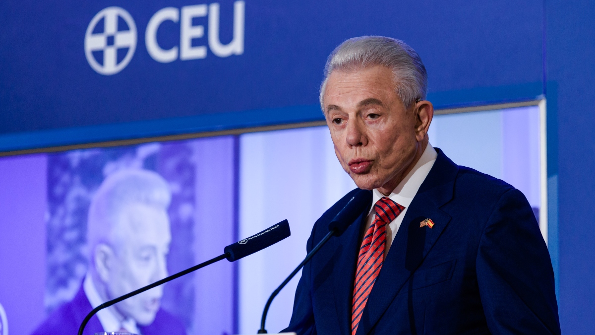 El embajador de EEUU evita especular con una petición de extradición contra Zapatero