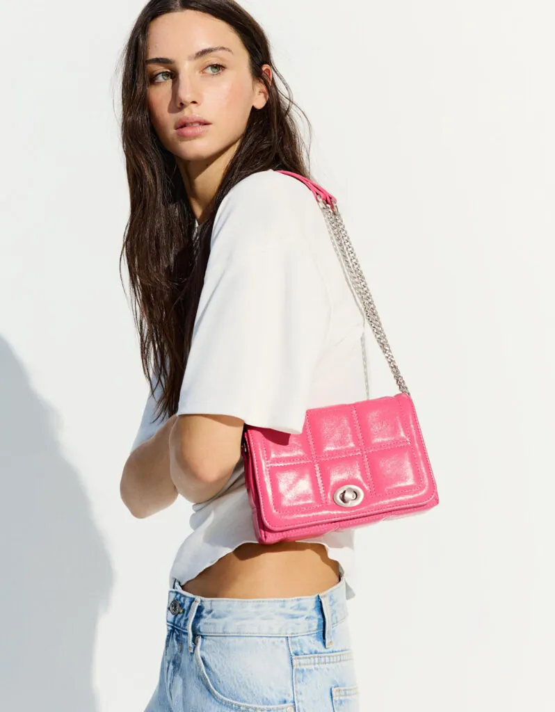Bolso acolchado rosa de Bershka. (PVP: 17.99€)
