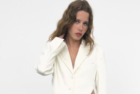 Se acabó la espera: llegan a Zara, Mango y Primark las blusas sin estampado ideales para ir a la oficina perfectas y estilosas