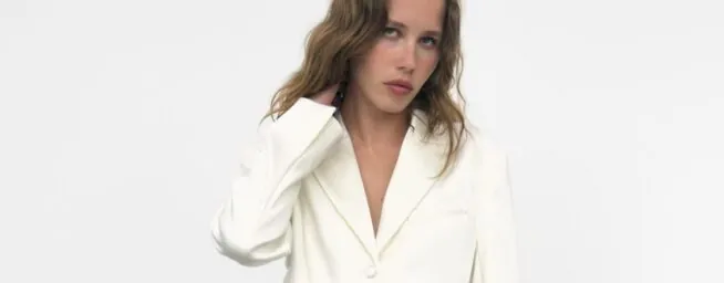 Se acabó la espera: llegan a Zara, Mango y Primark las blusas sin estampado ideales para ir a la oficina perfectas y estilosas