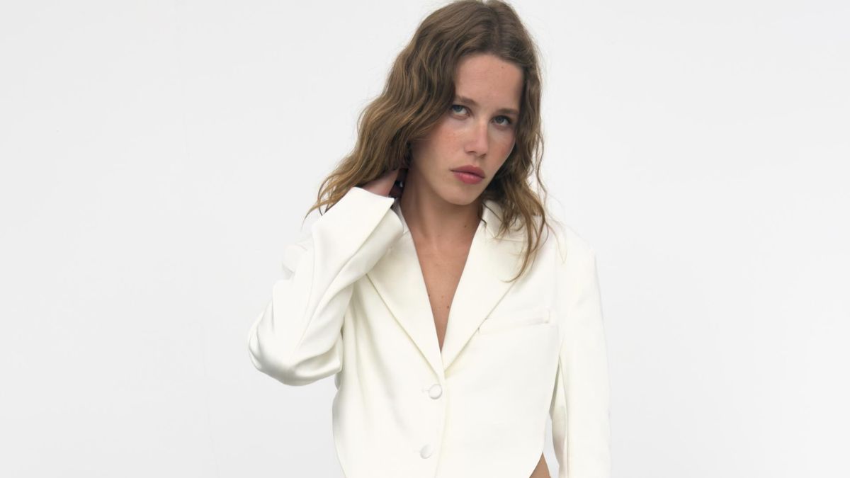 Se acabó la espera: llegan a Zara, Mango y Primark las blusas sin estampado ideales para ir a la oficina perfectas y estilosas
