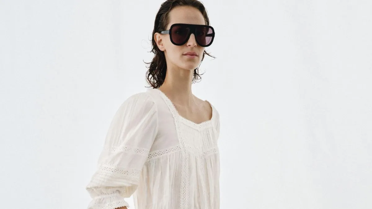 Llegan a Zara, Mango y Primark las seis blusas ideales para combinar con vaqueros blancos y crear los looks versátiles y más tendencia