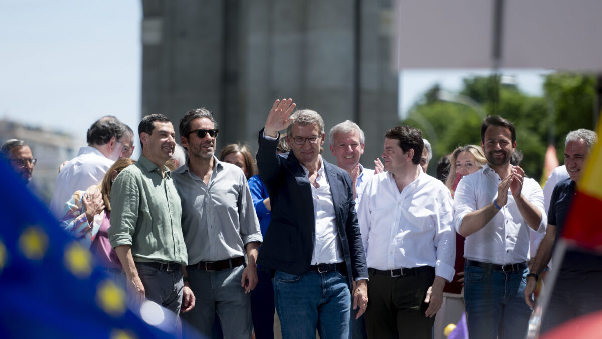 Juanma Moreno recurre a Sémper para apuntalar su perfil moderado en Andalucía