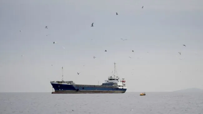 EEUU amenaza a Omán si ayuda a Irán para establecer peajes en el estrecho de Ormuz