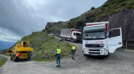 Un camión de La Vuelta Femenina queda atrapado en el Angliru tras la etapa en Asturias