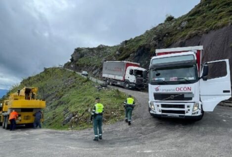 Un camión de La Vuelta Femenina queda atrapado en el Angliru tras la etapa en Asturias