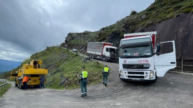 Un camión de La Vuelta Femenina queda atrapado en el Angliru tras la etapa en Asturias