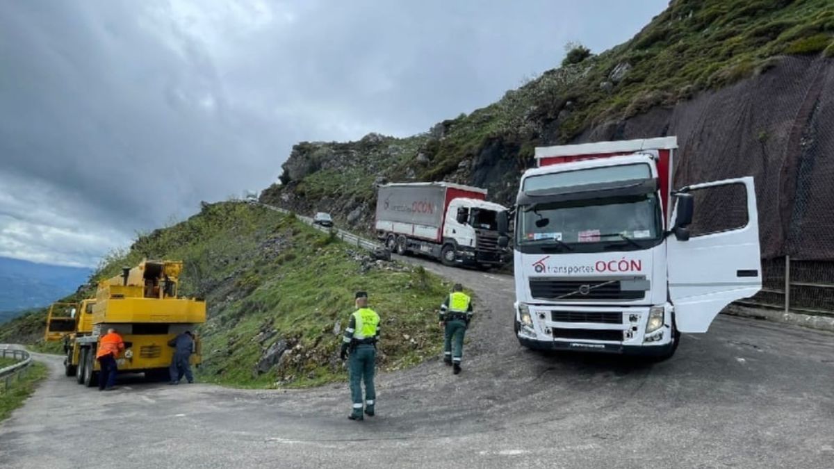 Un camión de La Vuelta Femenina queda atrapado en el Angliru tras la etapa en Asturias