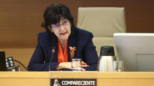 La CNMC analiza el oligopolio creado por el Gobierno en el sector petrolero en 2026