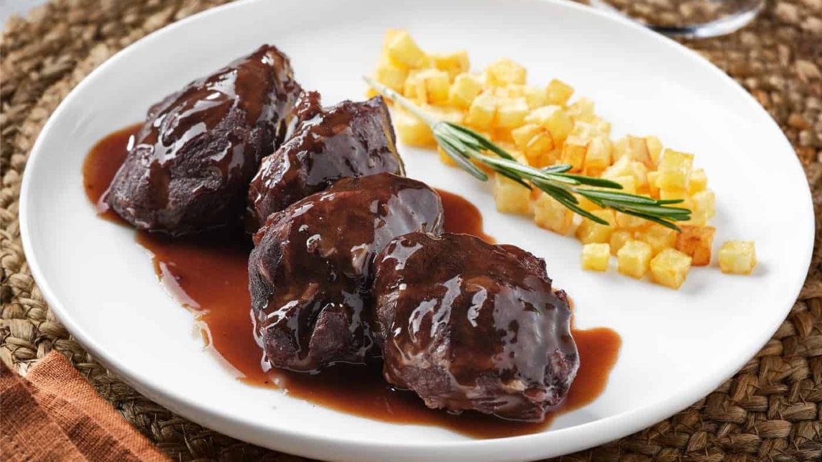 Receta de carrilleras al vino tinto: la gloria oculta en un corte de carne olvidado durante años