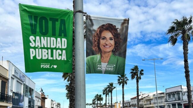 El Ayuntamiento de Sevilla retira carteles electorales de todos los partidos por seguridad