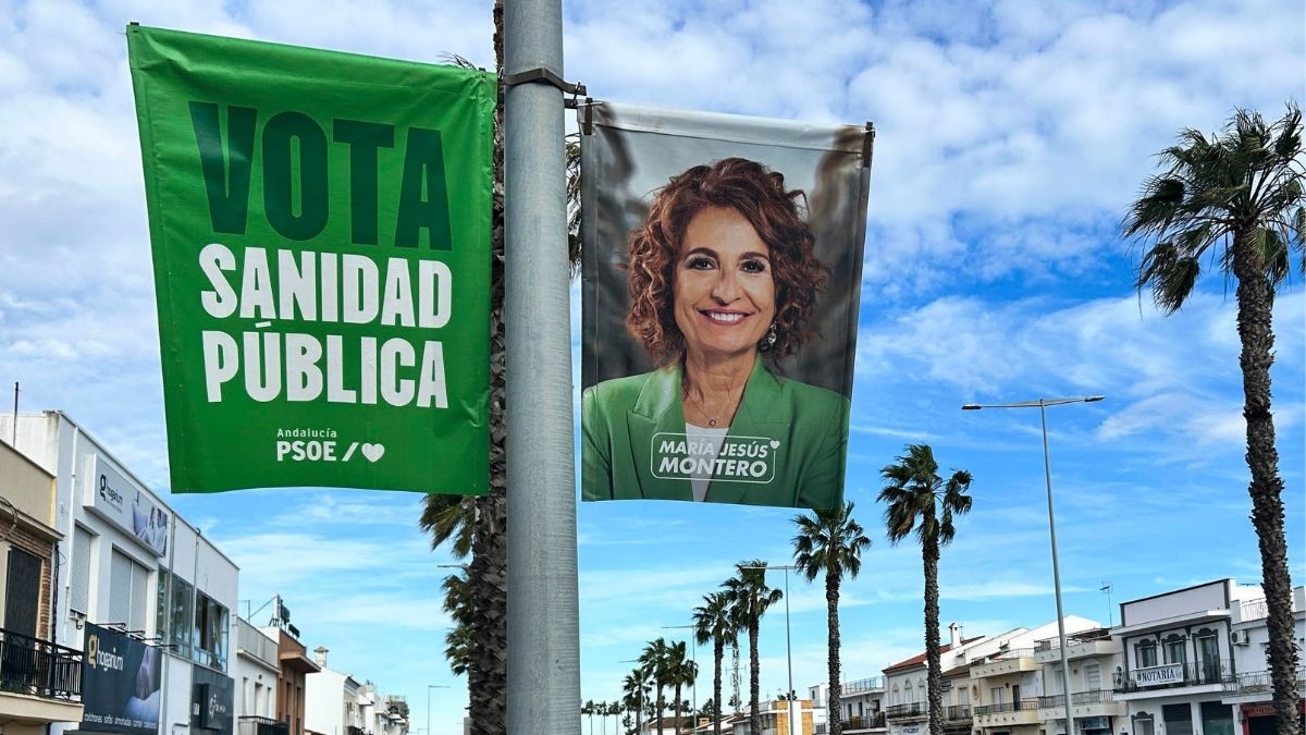 El Ayuntamiento de Sevilla retira carteles electorales de todos los partidos por seguridad