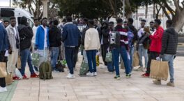 Ocho inmigrantes entran en Ceuta, unos tras saltar la valla fronteriza y otros a nado