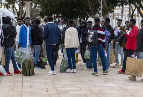 Ocho inmigrantes entran en Ceuta, unos tras saltar la valla fronteriza y otros a nado