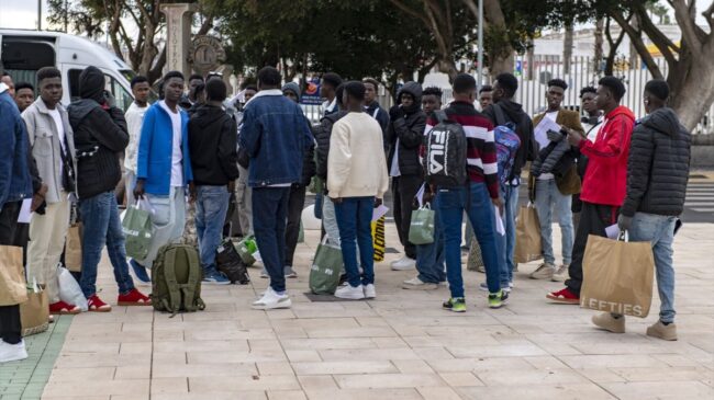 Ocho inmigrantes entran en Ceuta, unos tras saltar la valla fronteriza y otros a nado