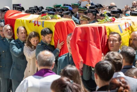 Huelva despide a los guardias civiles en un funeral sin ministros y con gritos a Montero