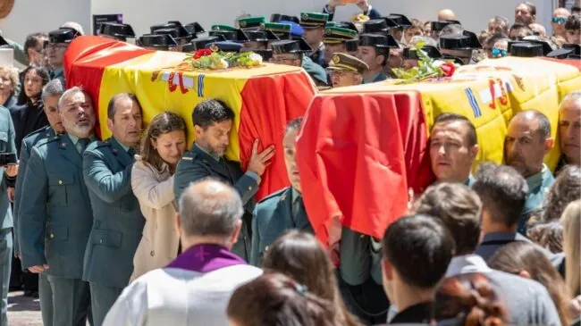 Huelva despide a los guardias civiles en un funeral sin ministros y con gritos a Montero