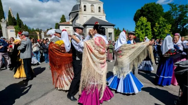 Rosquillas, chulapas y chotis: la historia tras las tradiciones más castizas de San Isidro