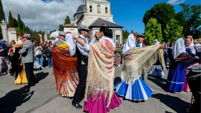 Rosquillas, chulapas y chotis: la historia tras las tradiciones más castizas de San Isidro