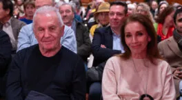 Así es la cocina donde Víctor Manuel demuestra su maestría con los fogones: con madera clara, toque industrial y un detalle del Tío Pepe