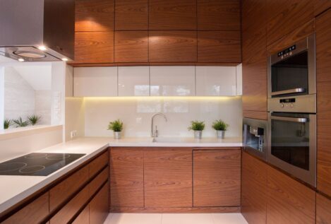 Los expertos en decoración, sobre las cocinas pequeñas: «Aunque el blanco sigue siendo un tono válido, ya no es la única solución para ganar luminosidad»