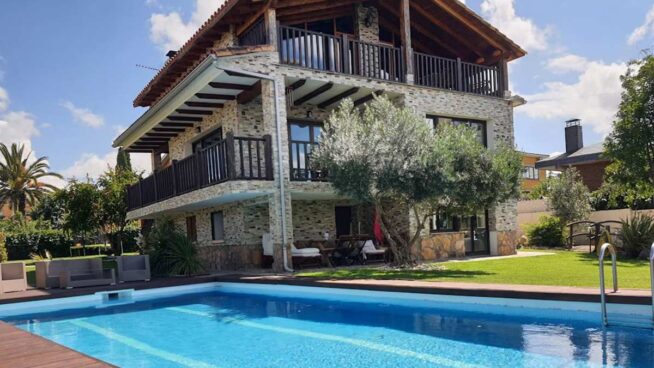 El negocio de alquilar tu piscina: hasta 6.000 euros por verano en Madrid y Barcelona