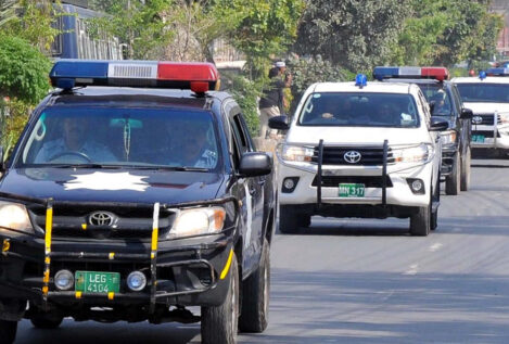 Ascienden a 15 los policías muertos por un ataque suicida en el noroeste de Pakistán